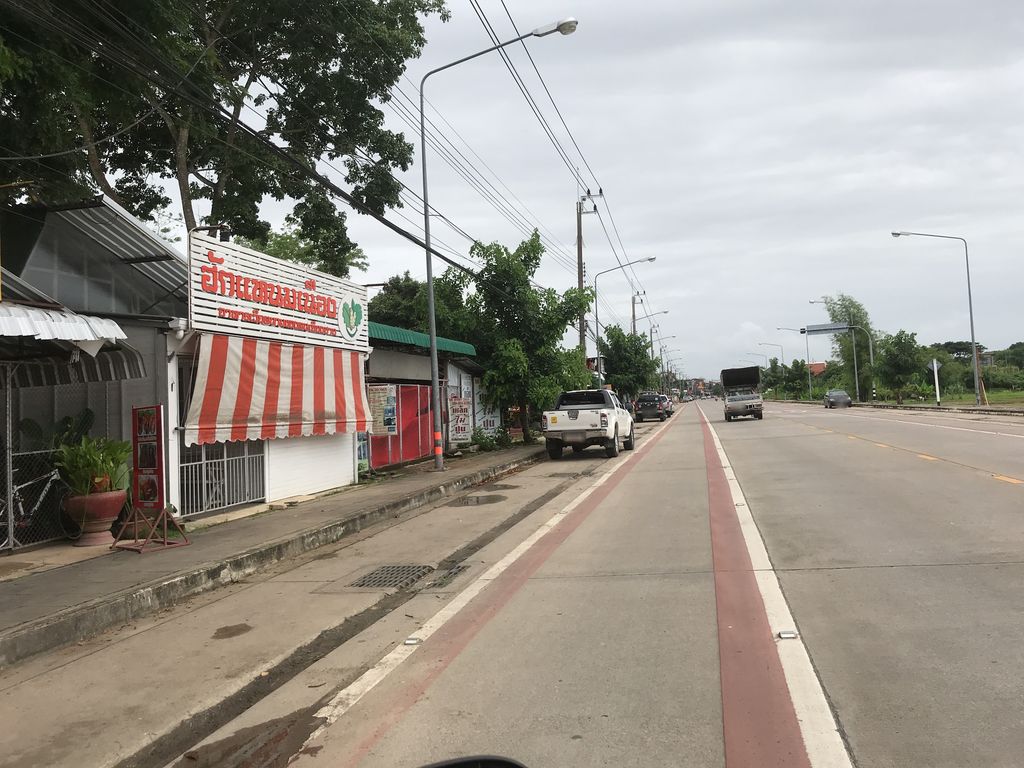 ภาพถนนตรงที่ ชินะค๊อฟฟี่ ตั้งอยู่ ถ่ายโดย kiw พ.ศ. 2561 (2018) · A street-level view of where ชินะค๊อฟฟี่ · Chinakhopfi stands, by kiw in 2561 (2018)