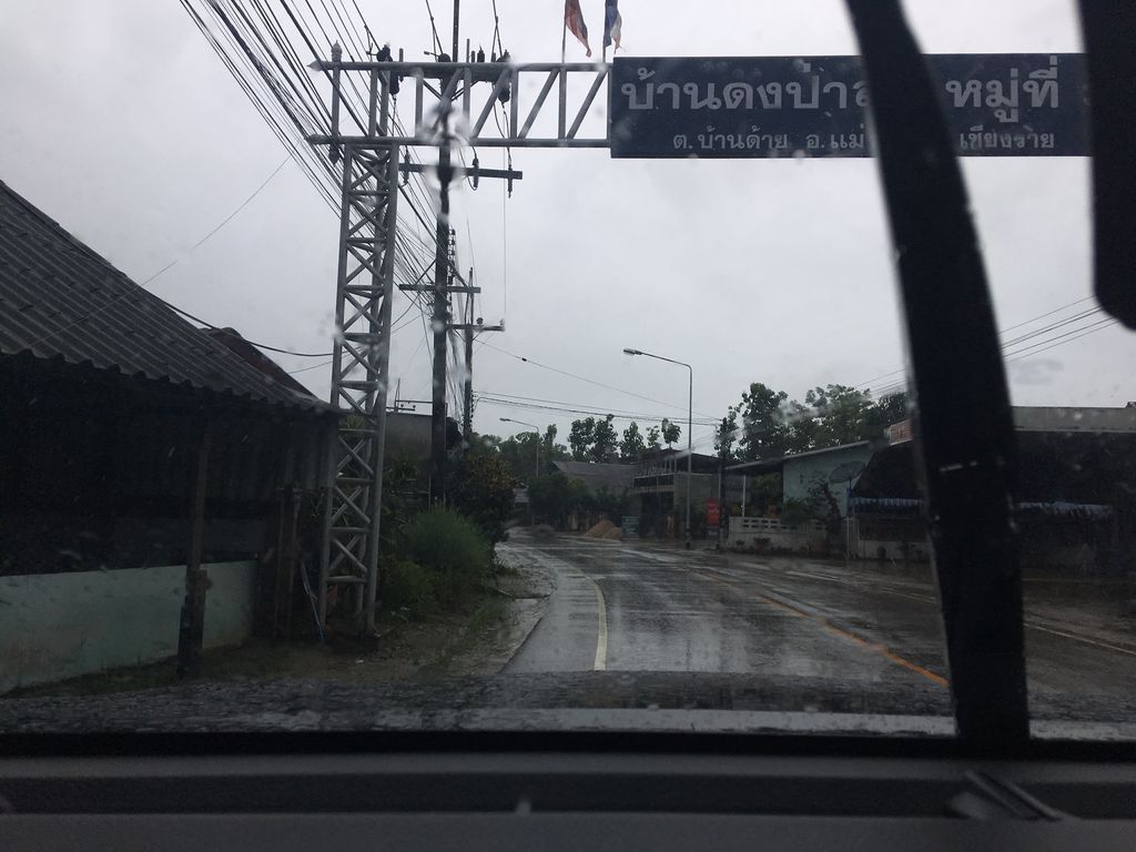ภาพถนนตรงที่ บริการรับ-ส่งพัสดุด่วน ของสด ของแช่แข็งทั่วประเทศ 5 แยกบ้านด้าย ตั้งอยู่ ถ่ายโดย wapriz พ.ศ. 2561 (2018) · A street-level view of where บริการรับ-ส่งพัสดุด่วน ของสด ของแช่แข็งทั่วประเทศ 5 แยกบ้านด้าย · Brikanrap-songphatduduan Khongsot Khong Chaekhaeng Thua Prathet 5 Yaekbandai stands, by wapriz in 2561 (2018)