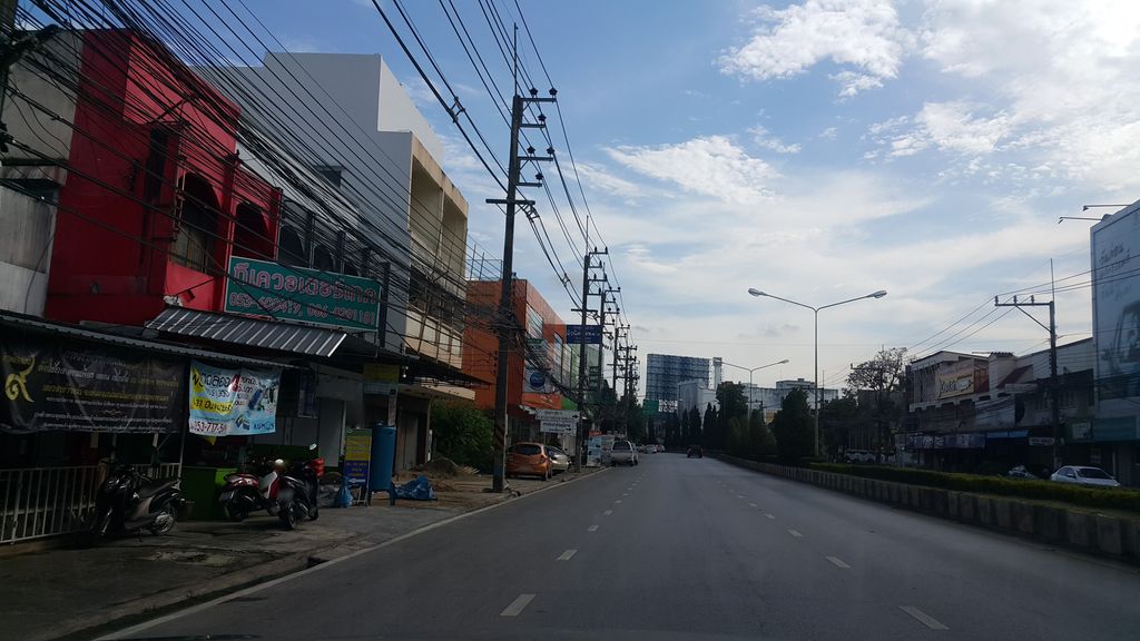 ภาพถนนตรงที่ กรุงเทพประกันชีวิต ตั้งอยู่ ถ่ายโดย jrcarlsen พ.ศ. 2560 (2017) · A street-level view of where กรุงเทพประกันชีวิต · Krung Thep Prakanchiwit stands, by jrcarlsen in 2560 (2017)