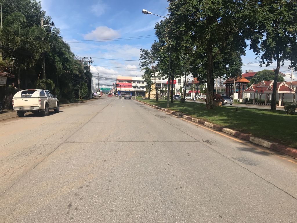 ภาพถนนตรงที่ C&C Cafe' ตั้งอยู่ ถ่ายโดย wiwattantib พ.ศ. 2561 (2018) · A street-level view of where C&C Cafe' stands, by wiwattantib in 2561 (2018)