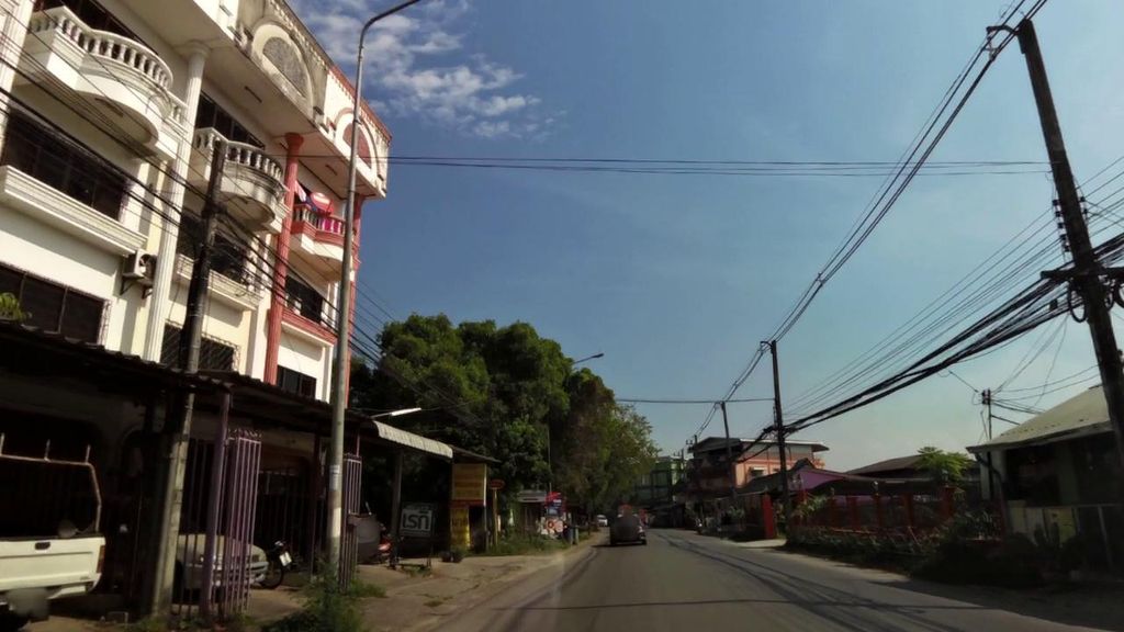 ภาพถนนตรงที่ Chan Boom Café ตั้งอยู่ ถ่ายโดย toffy พ.ศ. 2561 (2018) · A street-level view of where Chan Boom Café stands, by toffy in 2561 (2018)