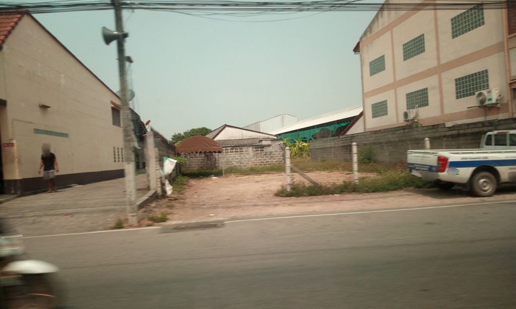 ภาพถนนตรงที่ Baan Doidindang ตั้งอยู่ ถ่ายโดย ozflor พ.ศ. 2562 (2019) · A street-level view of where Baan Doidindang stands, by ozflor in 2562 (2019)