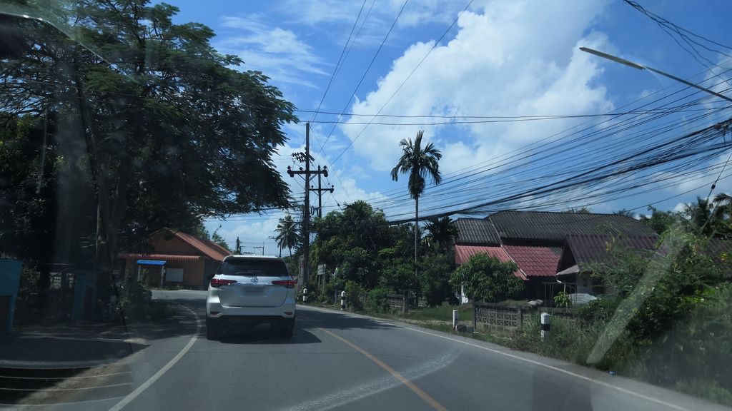 ภาพถนนตรงที่ ภูผาเบียร์วุ้น ตั้งอยู่ ถ่ายโดย charlesano พ.ศ. 2561 (2018) · A street-level view of where ภูผาเบียร์วุ้น · Phupha Beer Wun stands, by charlesano in 2561 (2018)