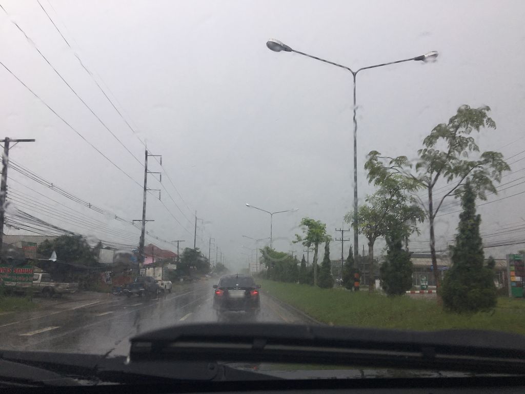 ภาพถนนตรงที่ อาข่า คอฟฟี่เฮ้าส์ ตั้งอยู่ ถ่ายโดย wapriz พ.ศ. 2561 (2018) · A street-level view of where อาข่า คอฟฟี่เฮ้าส์ · Akha Coffee House stands, by wapriz in 2561 (2018)