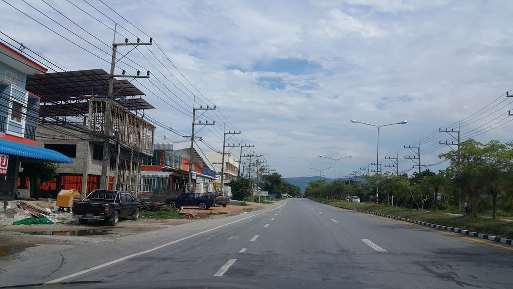 ภาพถนนตรงที่ รุ่งเรืองแบตเตอรี่ ตั้งอยู่ ถ่ายโดย jrcarlsen พ.ศ. 2560 (2017) · A street-level view of where รุ่งเรืองแบตเตอรี่ · Rungrueang Battery stands, by jrcarlsen in 2560 (2017)