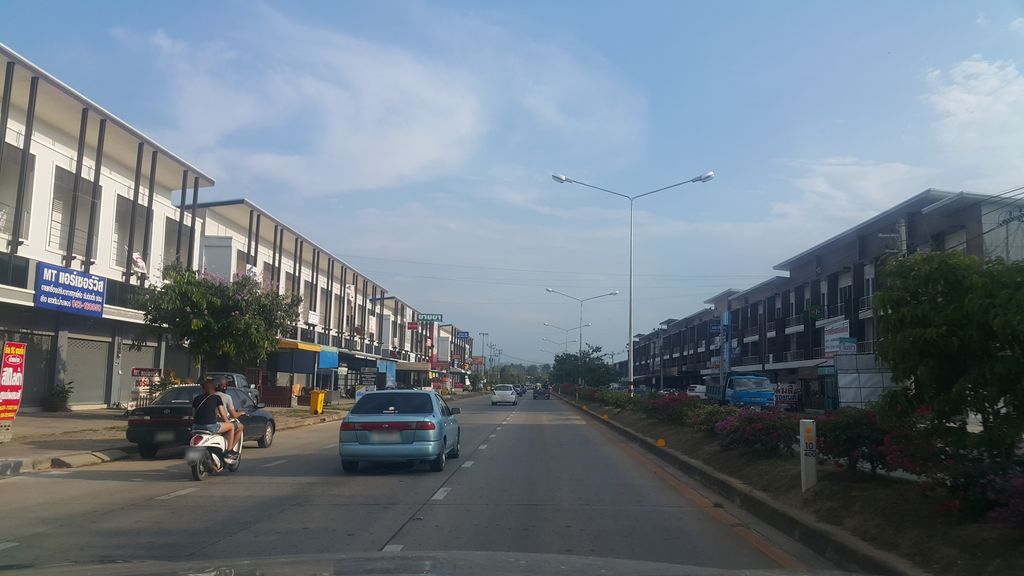 ภาพถนนตรงที่ Cimbthai Auto  สาขาเชียงราย ตั้งอยู่ ถ่ายโดย jrcarlsen พ.ศ. 2560 (2017) · A street-level view of where Cimbthai Auto  สาขาเชียงราย stands, by jrcarlsen in 2560 (2017)