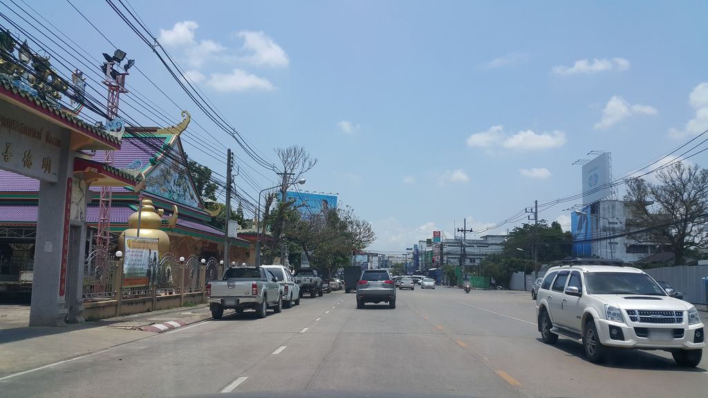 ภาพถนนตรงที่ Singha Park - ไร่บุญรอด : Phupirom Restaurent : Chiang Rai ตั้งอยู่ ถ่ายโดย jrcarlsen พ.ศ. 2560 (2017) · A street-level view of where Singha Park - ไร่บุญรอด : Phupirom Restaurent : Chiang Rai stands, by jrcarlsen in 2560 (2017)