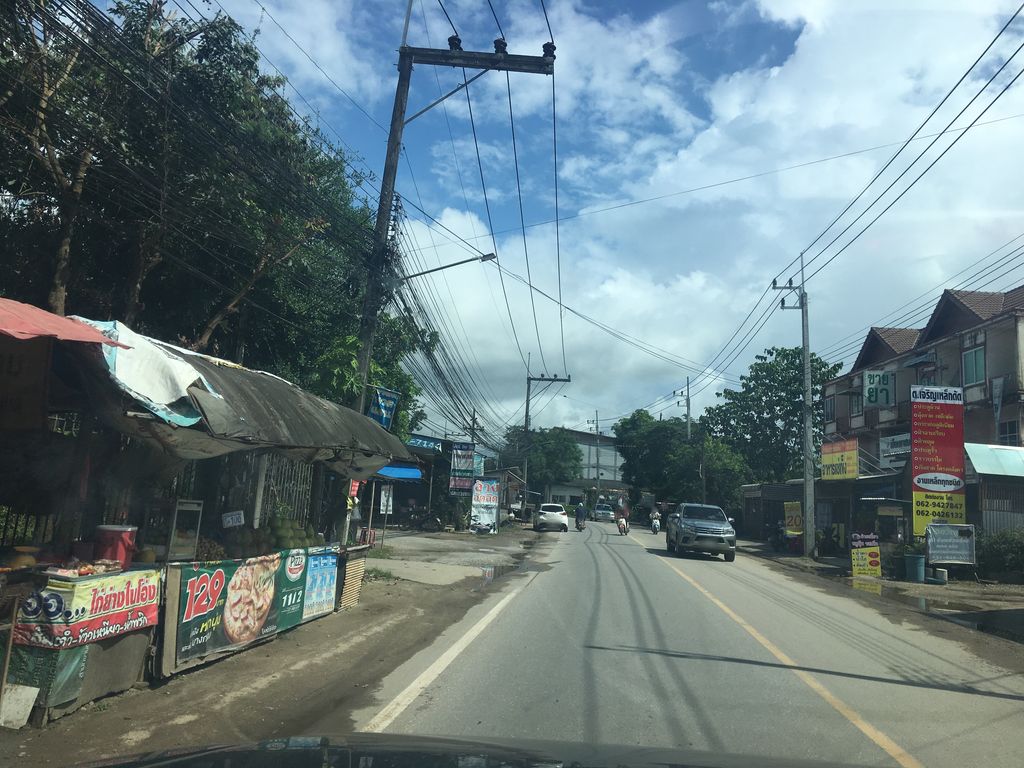 ภาพถนนตรงที่ ร้านบ้านข้าวซอย ตั้งอยู่ ถ่ายโดย wapriz พ.ศ. 2561 (2018) · A street-level view of where ร้านบ้านข้าวซอย · Ran Ban Khao Soi stands, by wapriz in 2561 (2018)