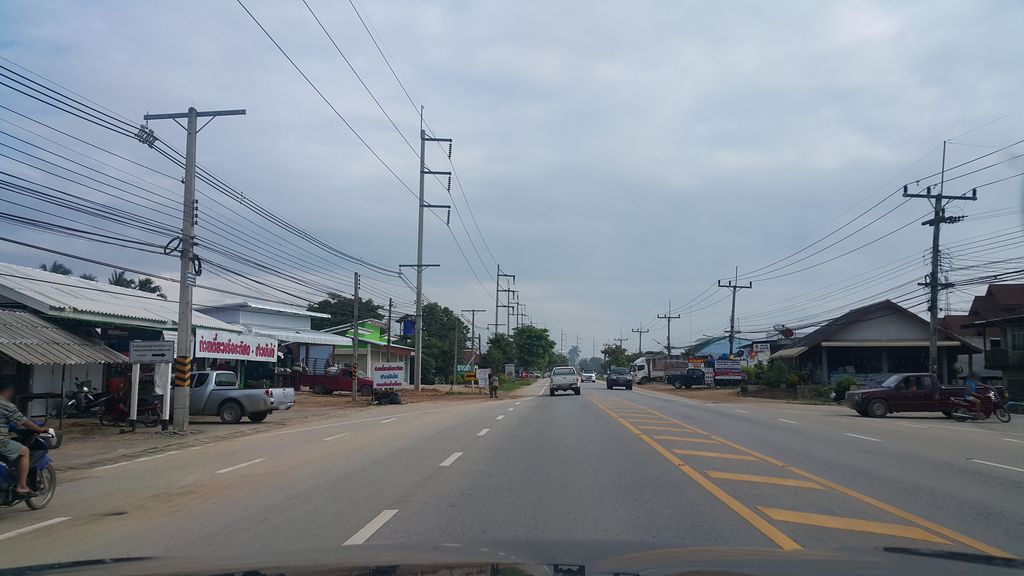 ภาพถนนตรงที่ แม่สรวยยางยนต์ ตั้งอยู่ ถ่ายโดย jrcarlsen พ.ศ. 2559 (2016) · A street-level view of where แม่สรวยยางยนต์ · Mae Suai Yangyon stands, by jrcarlsen in 2559 (2016)