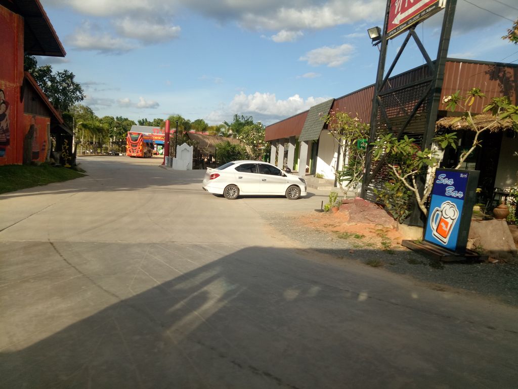 ภาพถนนตรงที่ ร้านห้ามติดลม ตั้งอยู่ ถ่ายโดย chananthida พ.ศ. 2561 (2018) · A street-level view of where ร้านห้ามติดลม · Ran Ham Titlom stands, by chananthida in 2561 (2018)