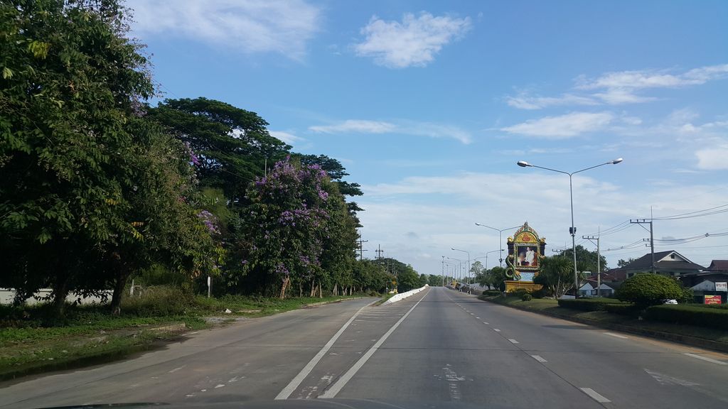 ภาพถนนตรงที่ โรงเรียนเกาหลีล้านนาเชียงราย ตั้งอยู่ ถ่ายโดย jrcarlsen พ.ศ. 2560 (2017) · A street-level view of where โรงเรียนเกาหลีล้านนาเชียงราย · Kaoli Lanna Chiang Rai School stands, by jrcarlsen in 2560 (2017)