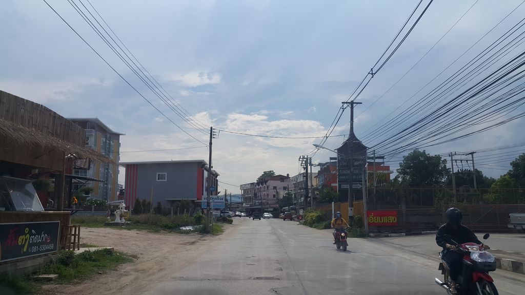 ภาพถนนตรงที่ Sport Arena Chiangrai ตั้งอยู่ ถ่ายโดย jrcarlsen พ.ศ. 2560 (2017) · A street-level view of where Sport Arena Chiangrai stands, by jrcarlsen in 2560 (2017)