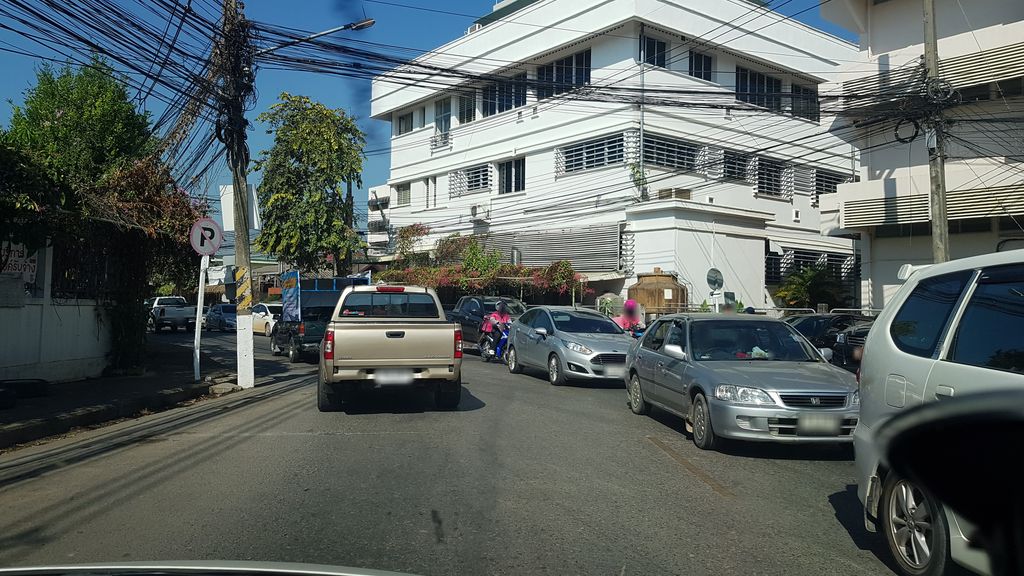 ภาพถนนตรงที่ ร้านลุงดีหีบศพ ตั้งอยู่ ถ่ายโดย igorzo พ.ศ. 2562 (2019) · A street-level view of where ร้านลุงดีหีบศพ · Ran Lung Di Hipsop stands, by igorzo in 2562 (2019)