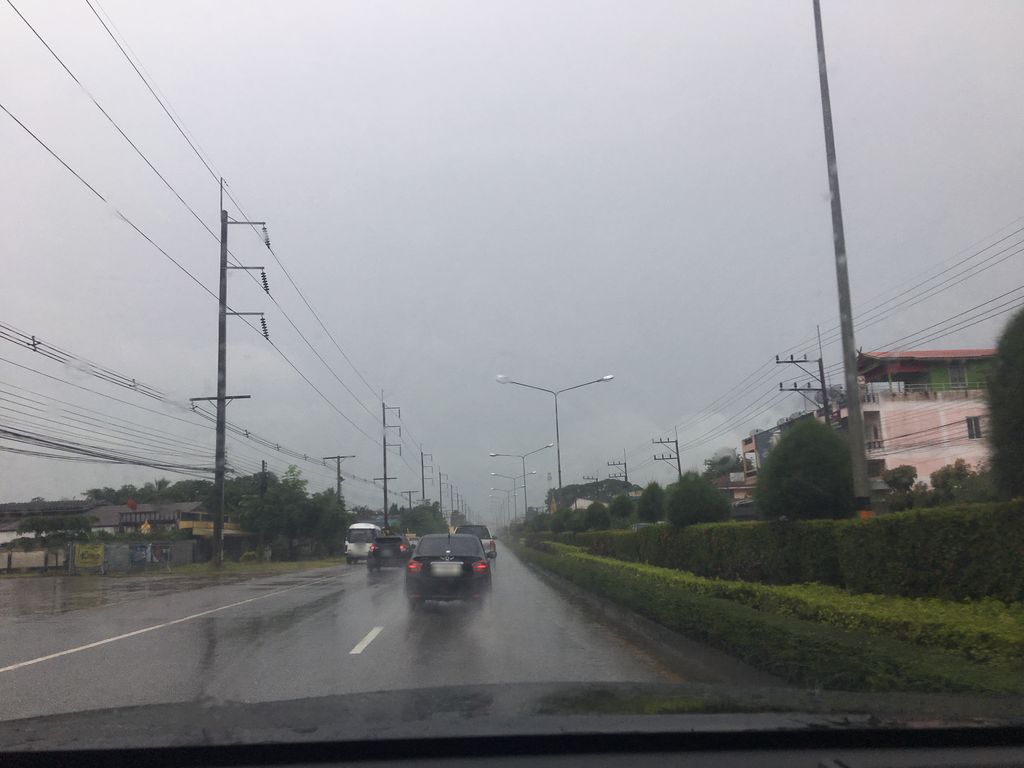 ภาพถนนตรงที่ โรงเรียนอนุบาลเฟื่องฟ้า ตั้งอยู่ ถ่ายโดย wapriz พ.ศ. 2561 (2018) · A street-level view of where โรงเรียนอนุบาลเฟื่องฟ้า · Anuban Fueng School stands, by wapriz in 2561 (2018)