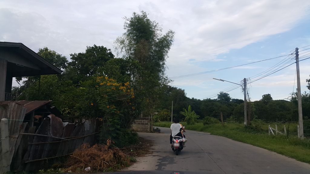 ภาพถนนตรงที่ Nong Moto Garage ตั้งอยู่ ถ่ายโดย jrcarlsen พ.ศ. 2560 (2017) · A street-level view of where Nong Moto Garage stands, by jrcarlsen in 2560 (2017)