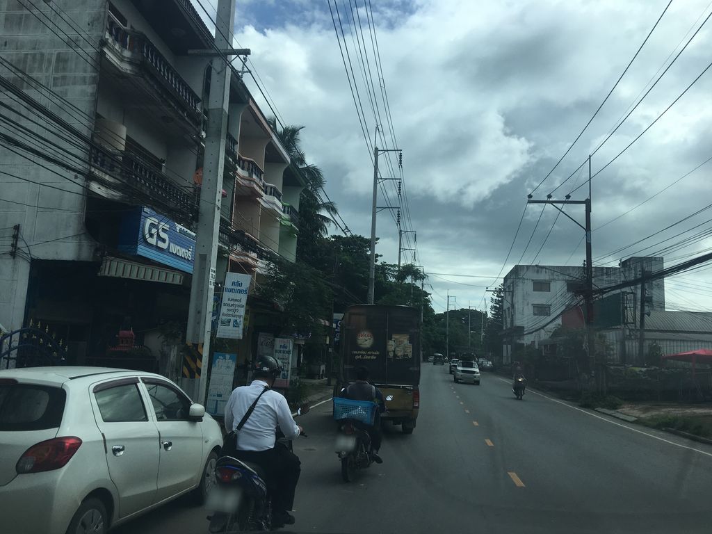 ภาพถนนตรงที่ เด่นห้าทะเลสด ตั้งอยู่ ถ่ายโดย wapriz พ.ศ. 2561 (2018) · A street-level view of where เด่นห้าทะเลสด · Denha Thaletda stands, by wapriz in 2561 (2018)