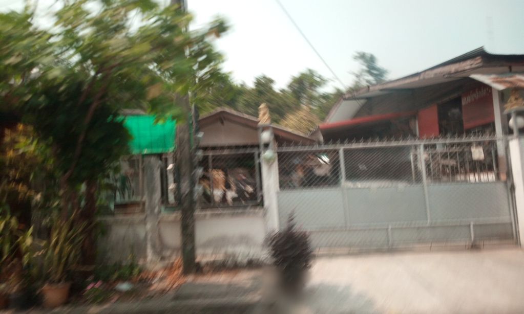 ภาพถนนตรงที่ พริกแกงแม่หัต By Mae Hut Brands ตั้งอยู่ ถ่ายโดย ozflor พ.ศ. 2562 (2019) · A street-level view of where พริกแกงแม่หัต By Mae Hut Brands stands, by ozflor in 2562 (2019)