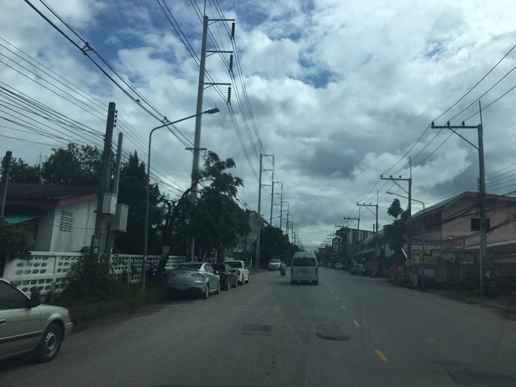 ภาพถนนตรงที่ ร้านต้มเลือดหมู ชร ตั้งอยู่ ถ่ายโดย wapriz พ.ศ. 2561 (2018) · A street-level view of where ร้านต้มเลือดหมู ชร · Ran Tomlueatmu Chon stands, by wapriz in 2561 (2018)