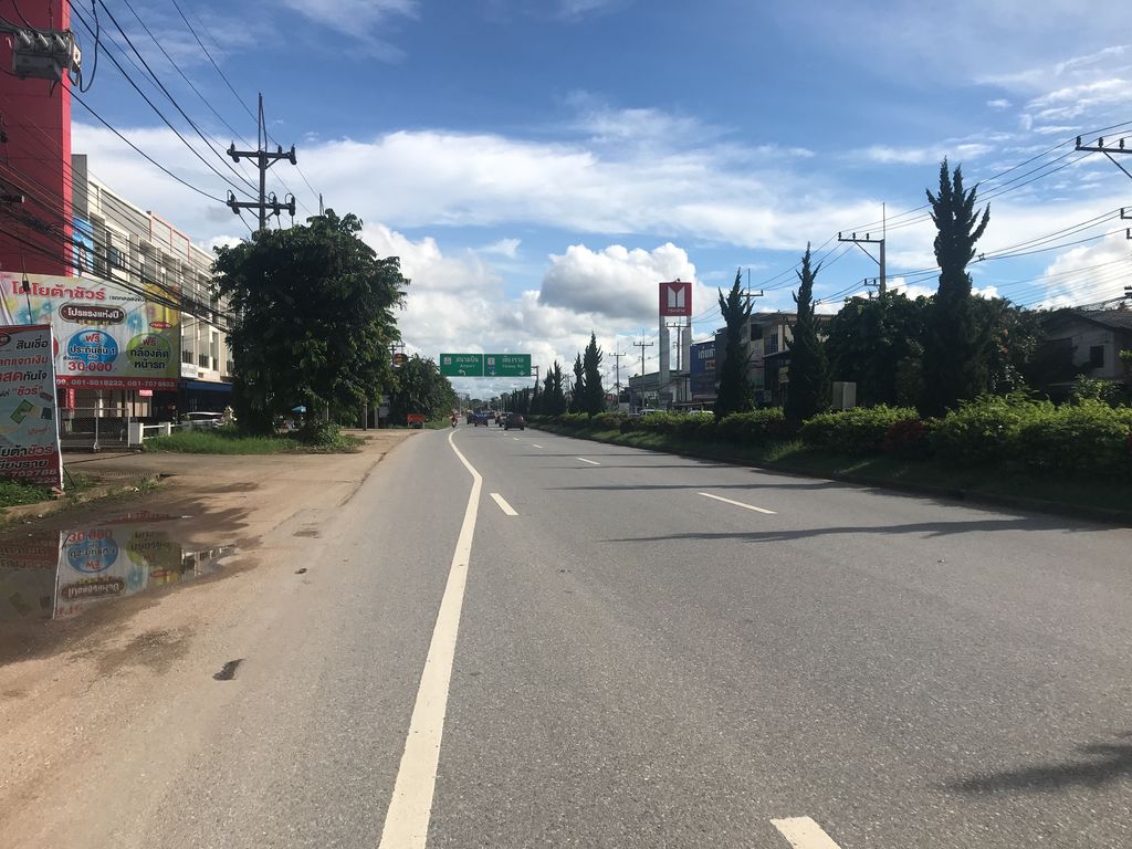 ภาพถนนตรงที่ Fixfit Chiang Rai ตั้งอยู่ ถ่ายโดย wiwattantib พ.ศ. 2561 (2018) · A street-level view of where Fixfit Chiang Rai stands, by wiwattantib in 2561 (2018)