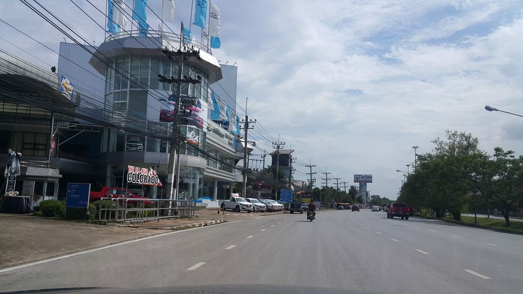 ภาพถนนตรงที่ Sinthaneegroup สินธานีศูนย์รวมเครื่องใช้ไฟฟ้า รถจักรยานยนต์ และรถยนต์มาสด้า ตั้งอยู่ ถ่ายโดย jrcarlsen พ.ศ. 2560 (2017) · A street-level view of where Sinthaneegroup สินธานีศูนย์รวมเครื่องใช้ไฟฟ้า รถจักรยานยนต์ และรถยนต์มาสด้า stands, by jrcarlsen in 2560 (2017)