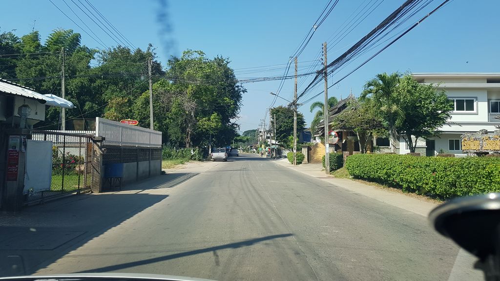 ภาพถนนตรงที่ บ้านแดง คาเฟ่ ตั้งอยู่ ถ่ายโดย igorzo พ.ศ. 2562 (2019) · A street-level view of where บ้านแดง คาเฟ่ · Ban Daeng Café stands, by igorzo in 2562 (2019)