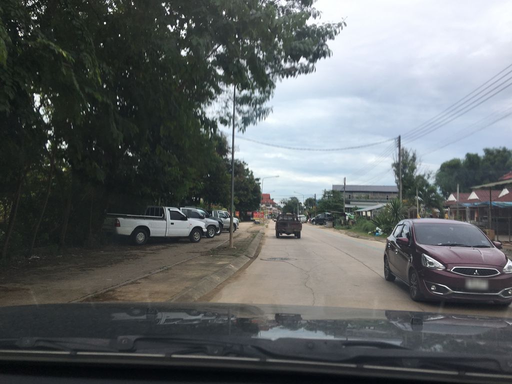 ภาพถนนตรงที่ ร้านกาสะลองบาร์ ตั้งอยู่ ถ่ายโดย wapriz พ.ศ. 2561 (2018) · A street-level view of where ร้านกาสะลองบาร์ · Ran Kasa Longba stands, by wapriz in 2561 (2018)