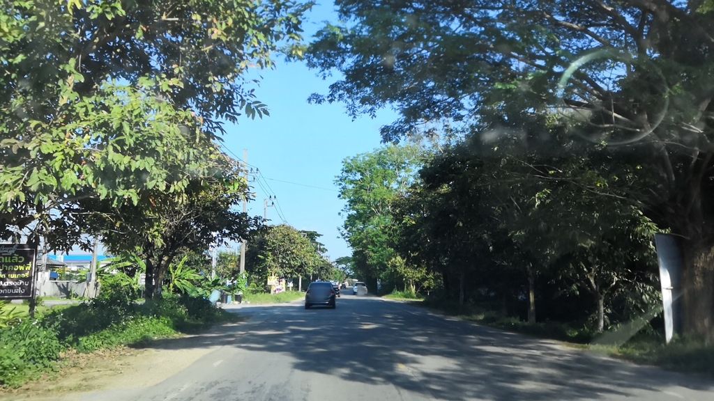 ภาพถนนตรงที่ สี่หูห้าตา ตั้งอยู่ ถ่ายโดย charlesano พ.ศ. 2561 (2018) · A street-level view of where สี่หูห้าตา · Sihuhata stands, by charlesano in 2561 (2018)