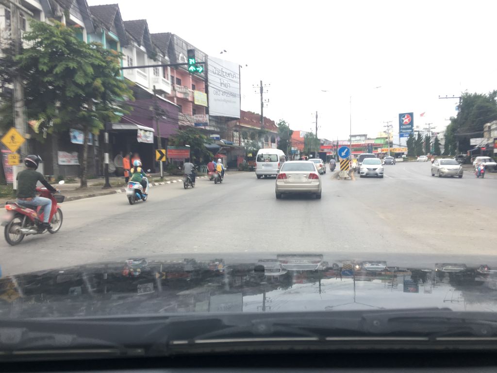 ภาพถนนตรงที่ ต้อมกะบิ๊ก ตั้งอยู่ ถ่ายโดย wapriz พ.ศ. 2561 (2018) · A street-level view of where ต้อมกะบิ๊ก · Tomkabik stands, by wapriz in 2561 (2018)