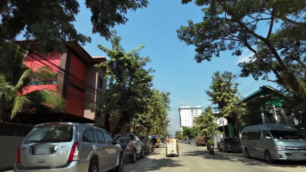 ภาพถนนตรงที่ Pitisuk Yoga ตั้งอยู่ ถ่ายโดย toffy พ.ศ. 2561 (2018) · A street-level view of where Pitisuk Yoga stands, by toffy in 2561 (2018)