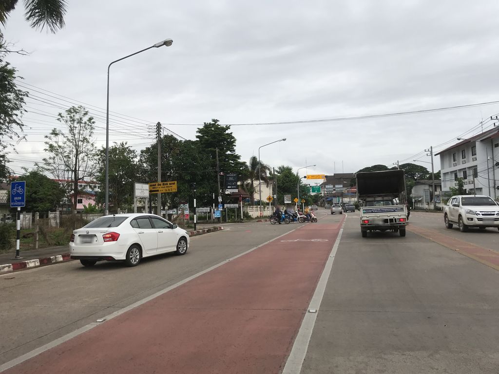 ภาพถนนตรงที่ Sf จักรยานมือสอง ตั้งอยู่ ถ่ายโดย kiw พ.ศ. 2561 (2018) · A street-level view of where Sf จักรยานมือสอง · Sf Chakrayan Muetong stands, by kiw in 2561 (2018)