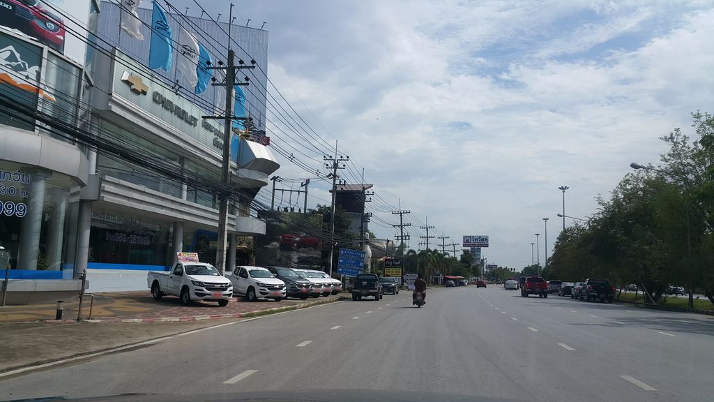 ภาพถนนตรงที่ ห้องภาพมนต์รัก ตั้งอยู่ ถ่ายโดย jrcarlsen พ.ศ. 2560 (2017) · A street-level view of where ห้องภาพมนต์รัก · Hongphap Mon Rak stands, by jrcarlsen in 2560 (2017)
