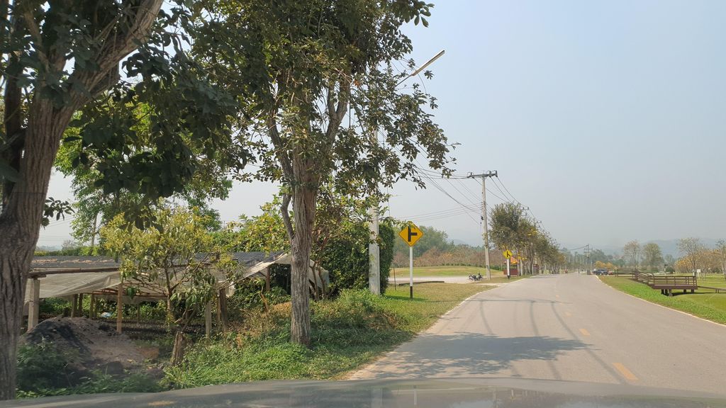 ภาพถนนตรงที่ ไร่ผาฮี้ กาแฟสด ตั้งอยู่ ถ่ายโดย jrcarlsen พ.ศ. 2565 (2022) · A street-level view of where ไร่ผาฮี้ กาแฟสด · Raiphahi Kafaetda stands, by jrcarlsen in 2565 (2022)