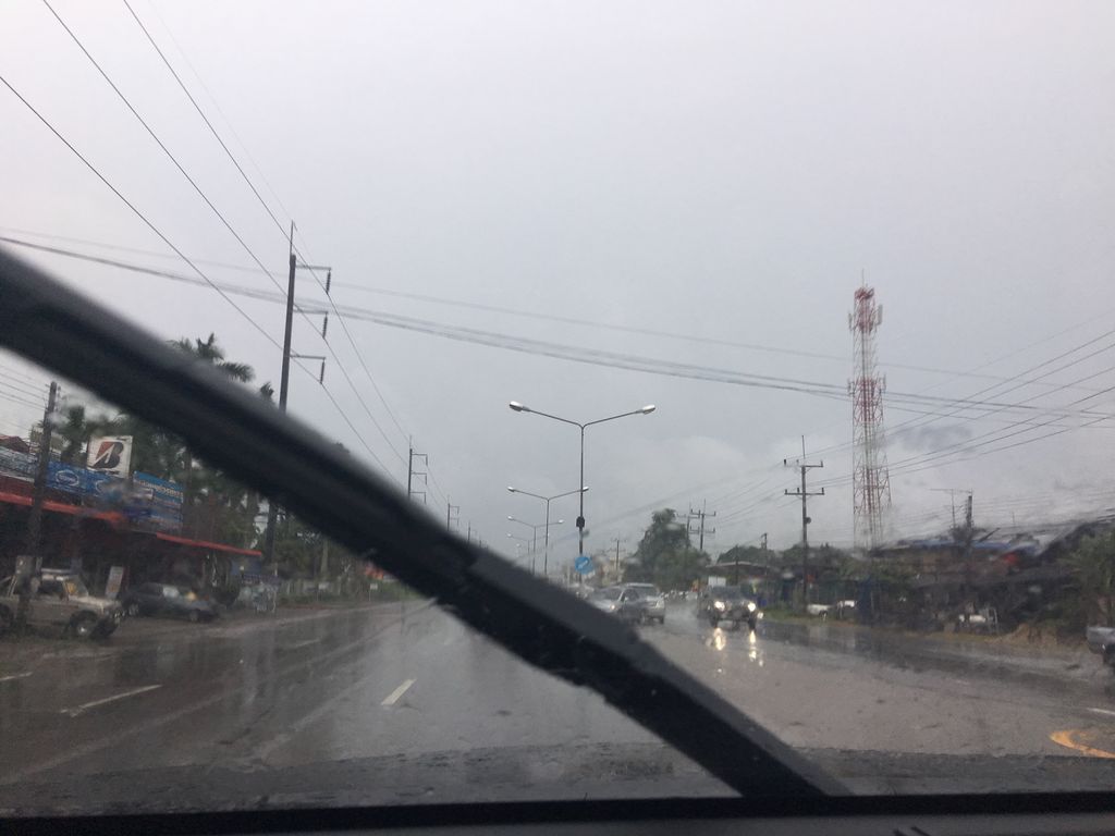 ภาพถนนตรงที่ ใบปอบิวตี้ ตั้งอยู่ ถ่ายโดย wapriz พ.ศ. 2561 (2018) · A street-level view of where ใบปอบิวตี้ · Baipobioti stands, by wapriz in 2561 (2018)