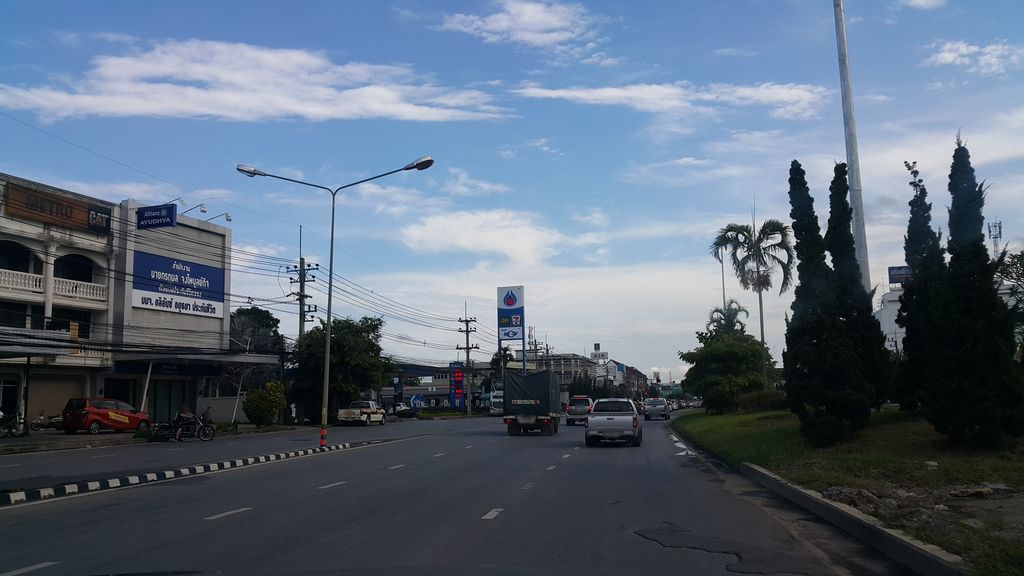 ภาพถนนตรงที่ สหายดนตรี ตั้งอยู่ ถ่ายโดย jrcarlsen พ.ศ. 2560 (2017) · A street-level view of where สหายดนตรี · Sahaidontri stands, by jrcarlsen in 2560 (2017)