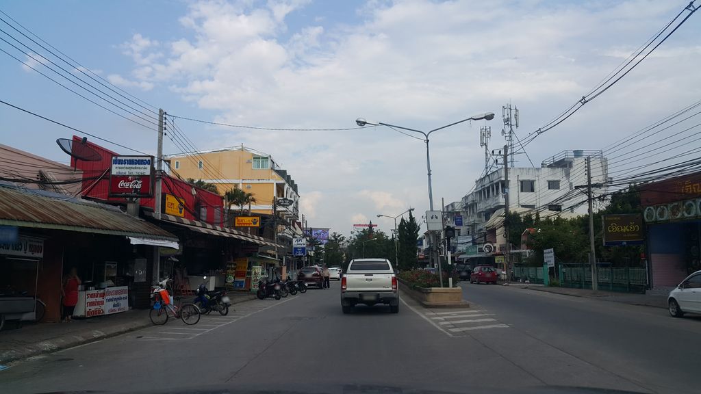 ภาพถนนตรงที่ Pinna Cafe ตั้งอยู่ ถ่ายโดย jrcarlsen พ.ศ. 2560 (2017) · A street-level view of where Pinna Cafe stands, by jrcarlsen in 2560 (2017)