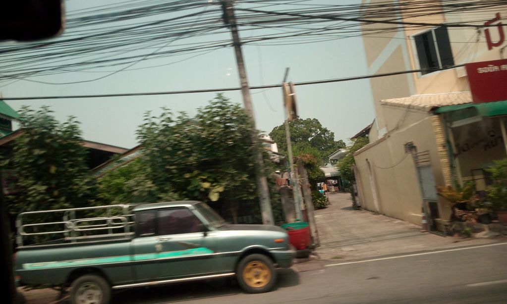ภาพถนนตรงที่ เฮือนดนตรีสีเขียว ตั้งอยู่ ถ่ายโดย ozflor พ.ศ. 2562 (2019) · A street-level view of where เฮือนดนตรีสีเขียว · Huean Dontri Sikhiao stands, by ozflor in 2562 (2019)