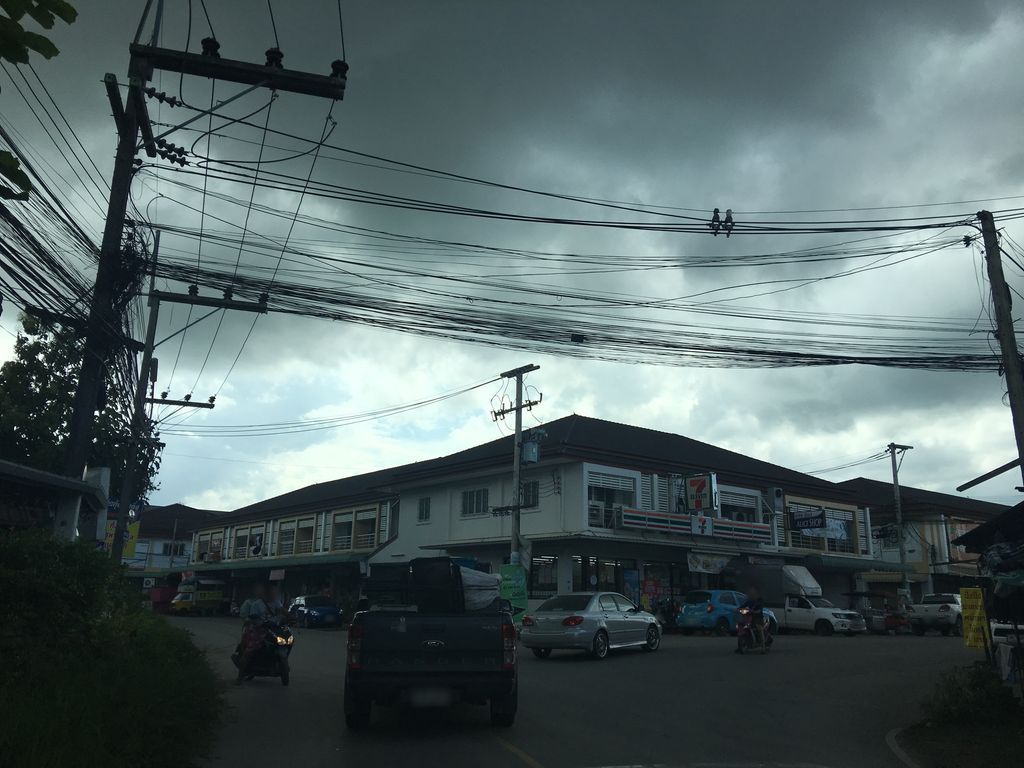 ภาพถนนตรงที่ เล่าเรื่องยา เล่าโดยเภสัชกร ตั้งอยู่ ถ่ายโดย wapriz พ.ศ. 2561 (2018) · A street-level view of where เล่าเรื่องยา เล่าโดยเภสัชกร · Laorueangya Lao Doiphesatka stands, by wapriz in 2561 (2018)