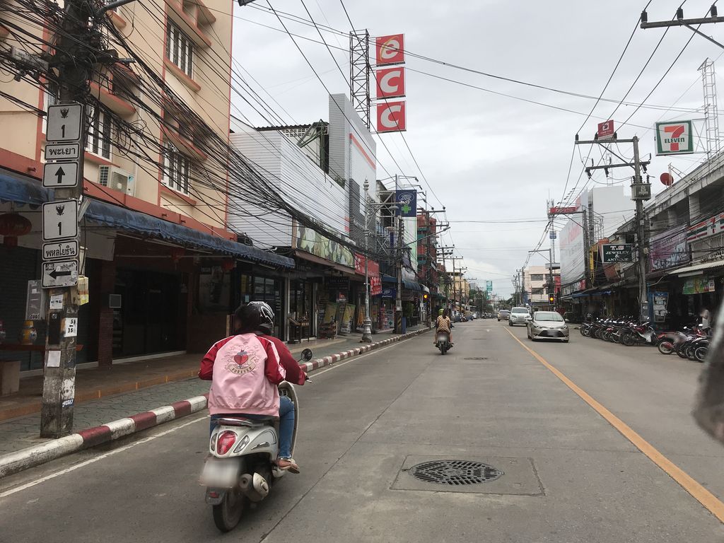 ภาพถนนตรงที่ โฟกัส ดิจิตอล ตั้งอยู่ ถ่ายโดย kiw พ.ศ. 2561 (2018) · A street-level view of where โฟกัส ดิจิตอล · Fokat Digital stands, by kiw in 2561 (2018)