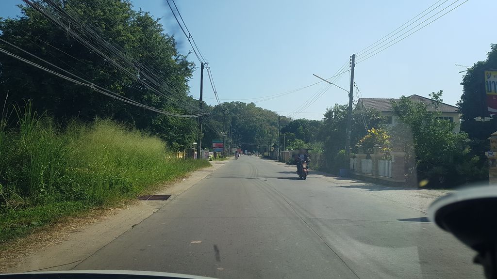 ภาพถนนตรงที่ ร้านเสริมสวย รพีพร เชียงราย ตั้งอยู่ ถ่ายโดย igorzo พ.ศ. 2562 (2019) · A street-level view of where ร้านเสริมสวย รพีพร เชียงราย · Raphipra Chiang Rai Beauty salon stands, by igorzo in 2562 (2019)