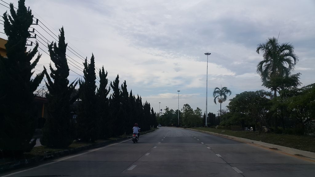 ภาพถนนตรงที่ KFC ตั้งอยู่ ถ่ายโดย jrcarlsen พ.ศ. 2560 (2017) · A street-level view of where KFC stands, by jrcarlsen in 2560 (2017)