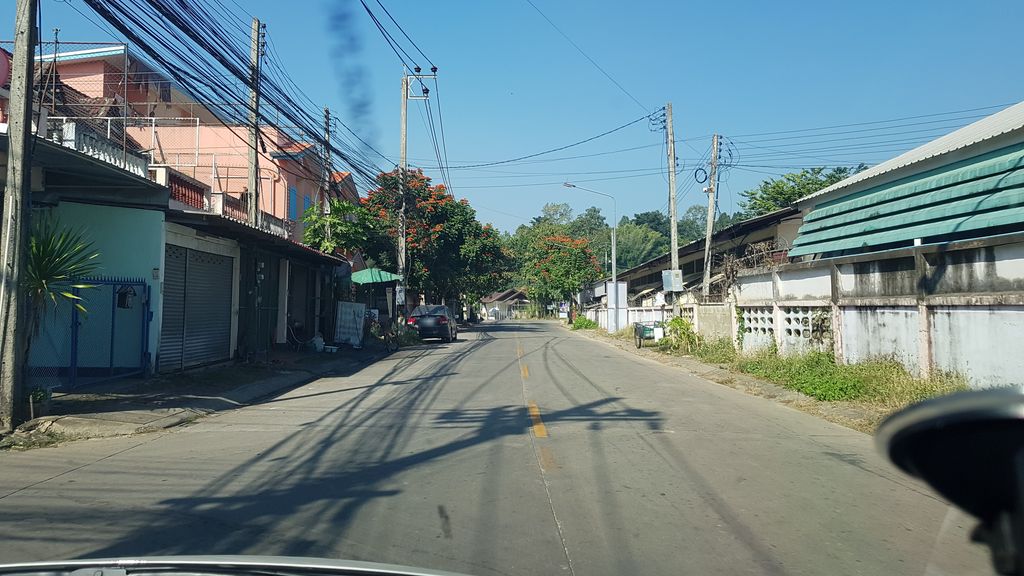 ภาพถนนตรงที่ Moo-sa-teนายแฟร้ง ตั้งอยู่ ถ่ายโดย igorzo พ.ศ. 2562 (2019) · A street-level view of where Moo-sa-teนายแฟร้ง stands, by igorzo in 2562 (2019)