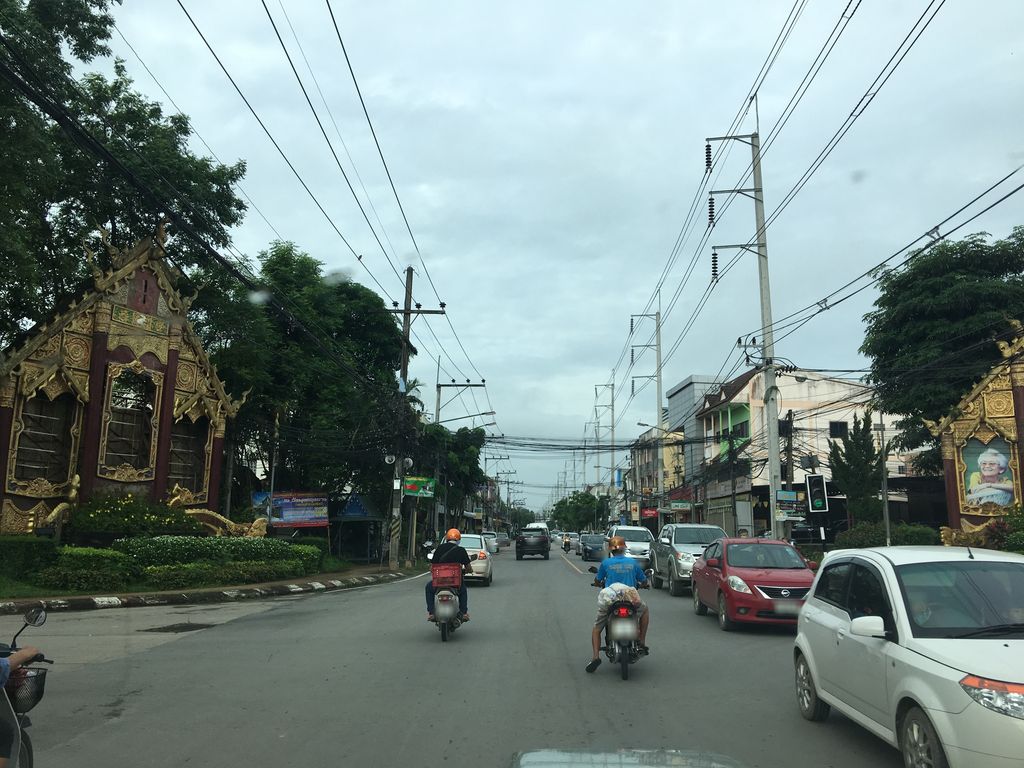 ภาพถนนตรงที่ บ้านแว่นออฟติค ตั้งอยู่ ถ่ายโดย wapriz พ.ศ. 2561 (2018) · A street-level view of where บ้านแว่นออฟติค · Ban Waen Optik stands, by wapriz in 2561 (2018)