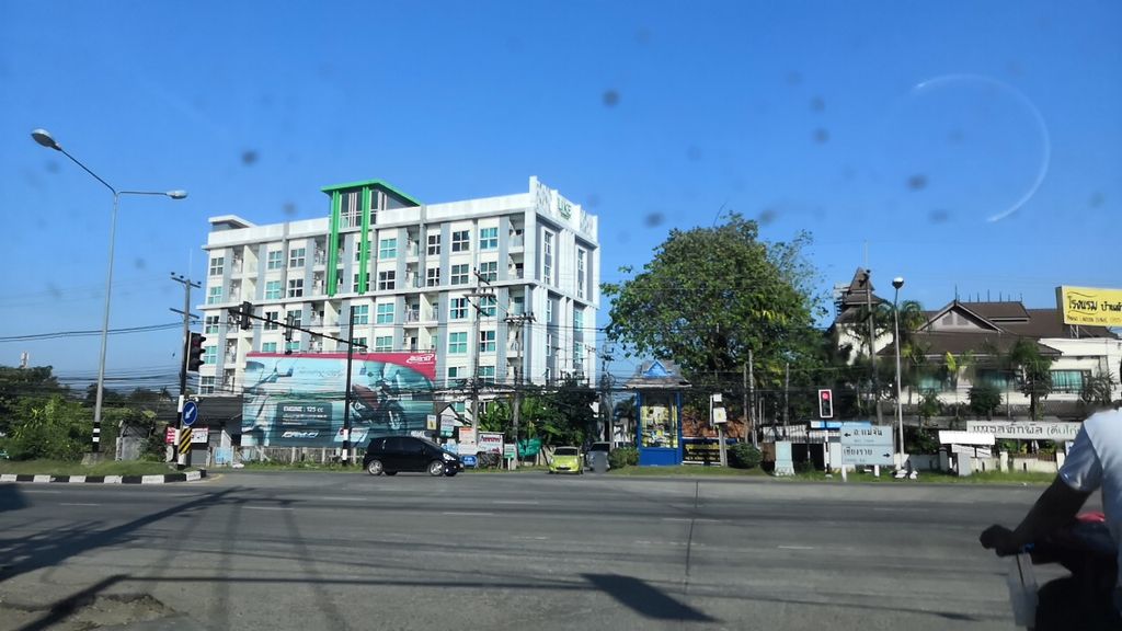 ภาพถนนตรงที่ Sn นวดเปิดท่อน้ำนม ตั้งอยู่ ถ่ายโดย charlesano พ.ศ. 2561 (2018) · A street-level view of where Sn นวดเปิดท่อน้ำนม · Sn Nuat Poet Tho Nam Nom stands, by charlesano in 2561 (2018)