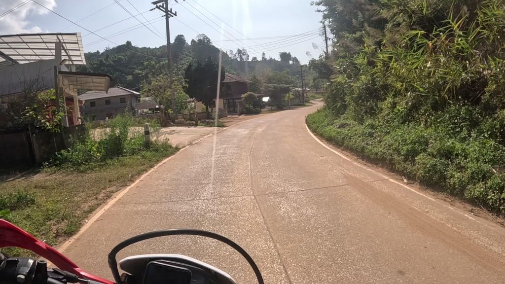 ภาพถนนตรงที่ ต้นชาแม่ - Tonchamae Tea ตั้งอยู่ ถ่ายโดย julcnx พ.ศ. 2567 (2024) · A street-level view of where ต้นชาแม่ - Tonchamae Tea stands, by julcnx in 2567 (2024)
