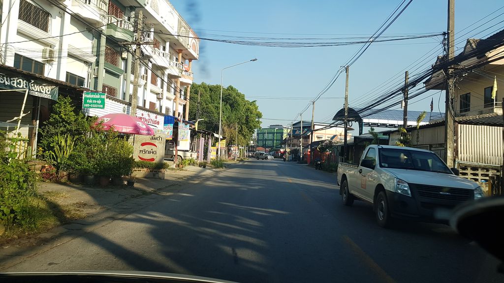 ภาพถนนตรงที่ ร้านอาหารแม่พิมพ์ ตั้งอยู่ ถ่ายโดย igorzo พ.ศ. 2562 (2019) · A street-level view of where ร้านอาหารแม่พิมพ์ · Mae Phim Restaurant stands, by igorzo in 2562 (2019)