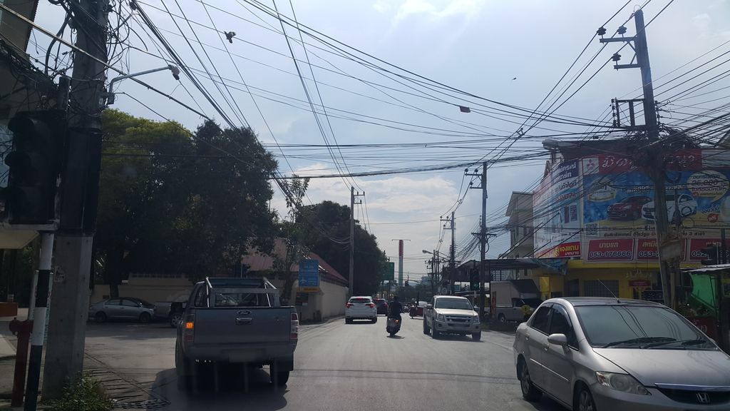 ภาพถนนตรงที่ ร้านส้มตำสองพี่น้อง ตั้งอยู่ ถ่ายโดย jrcarlsen พ.ศ. 2560 (2017) · A street-level view of where ร้านส้มตำสองพี่น้อง · Ran Som Tam Songphinong stands, by jrcarlsen in 2560 (2017)