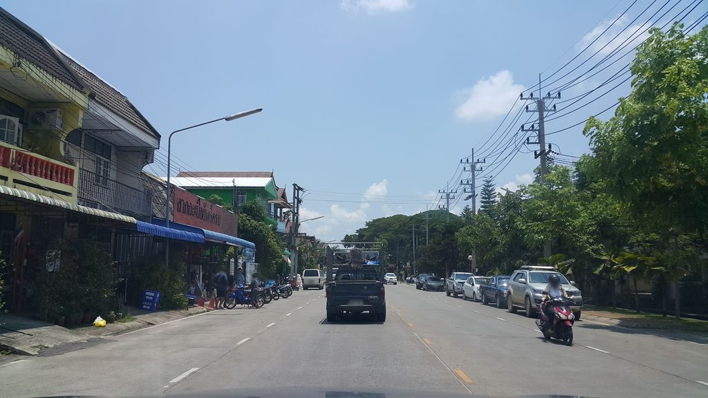 ภาพถนนตรงที่ Blessing Palace ตั้งอยู่ ถ่ายโดย jrcarlsen พ.ศ. 2560 (2017) · A street-level view of where Blessing Palace stands, by jrcarlsen in 2560 (2017)