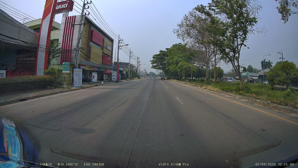 ภาพถนนตรงที่ ขาหมูเมืองพาน by อ้ายวัฒน์ ตั้งอยู่ ถ่ายโดย ThailandCambodia พ.ศ. 2569 (2026) · A street-level view of where ขาหมูเมืองพาน by อ้ายวัฒน์ · Khamu Mueang Phan By Aiwat stands, by ThailandCambodia in 2569 (2026)