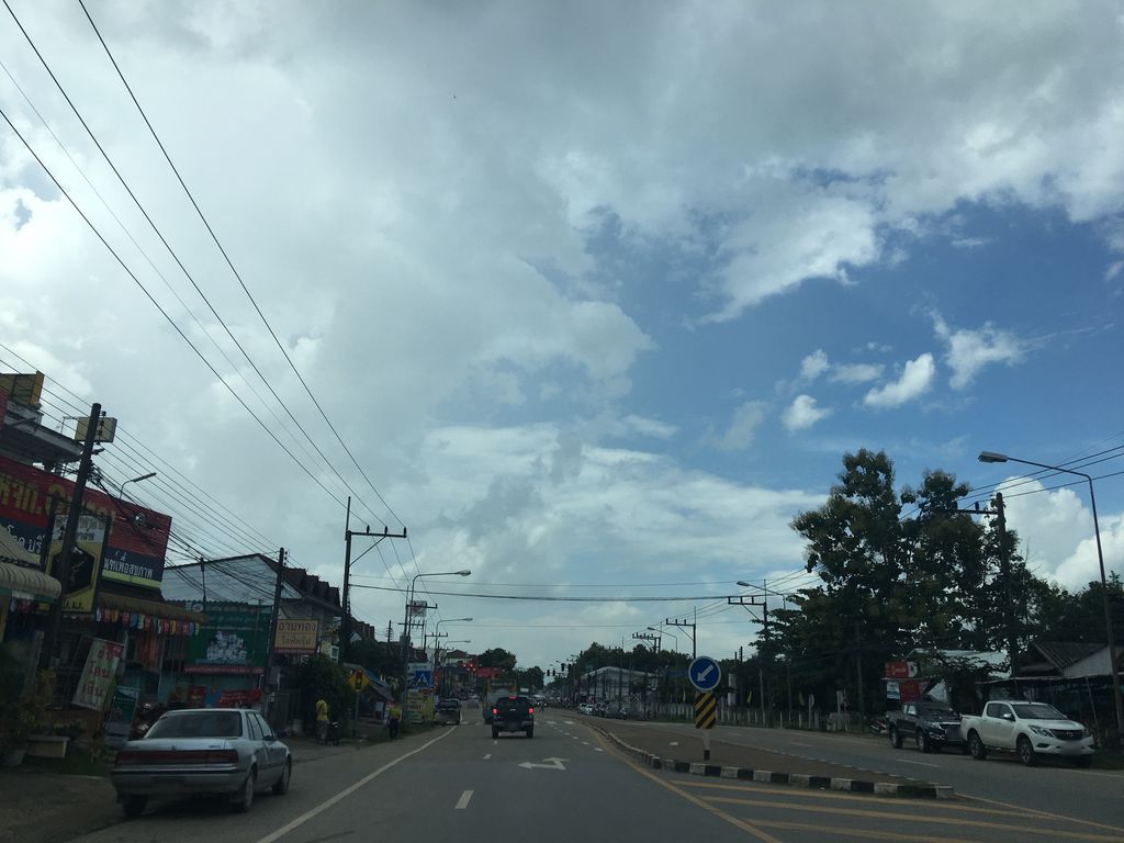 ภาพถนนตรงที่ ห้วยสักนมงัว ตั้งอยู่ ถ่ายโดย wapriz พ.ศ. 2561 (2018) · A street-level view of where ห้วยสักนมงัว · Huai Sak Nomngua stands, by wapriz in 2561 (2018)