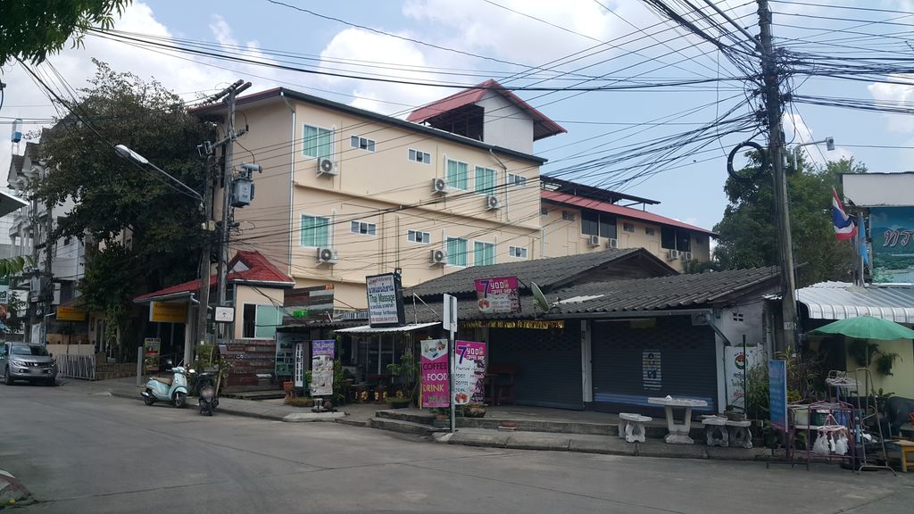 ภาพถนนตรงที่ FAIRY NAIL ตั้งอยู่ ถ่ายโดย jrcarlsen พ.ศ. 2560 (2017) · A street-level view of where FAIRY NAIL stands, by jrcarlsen in 2560 (2017)